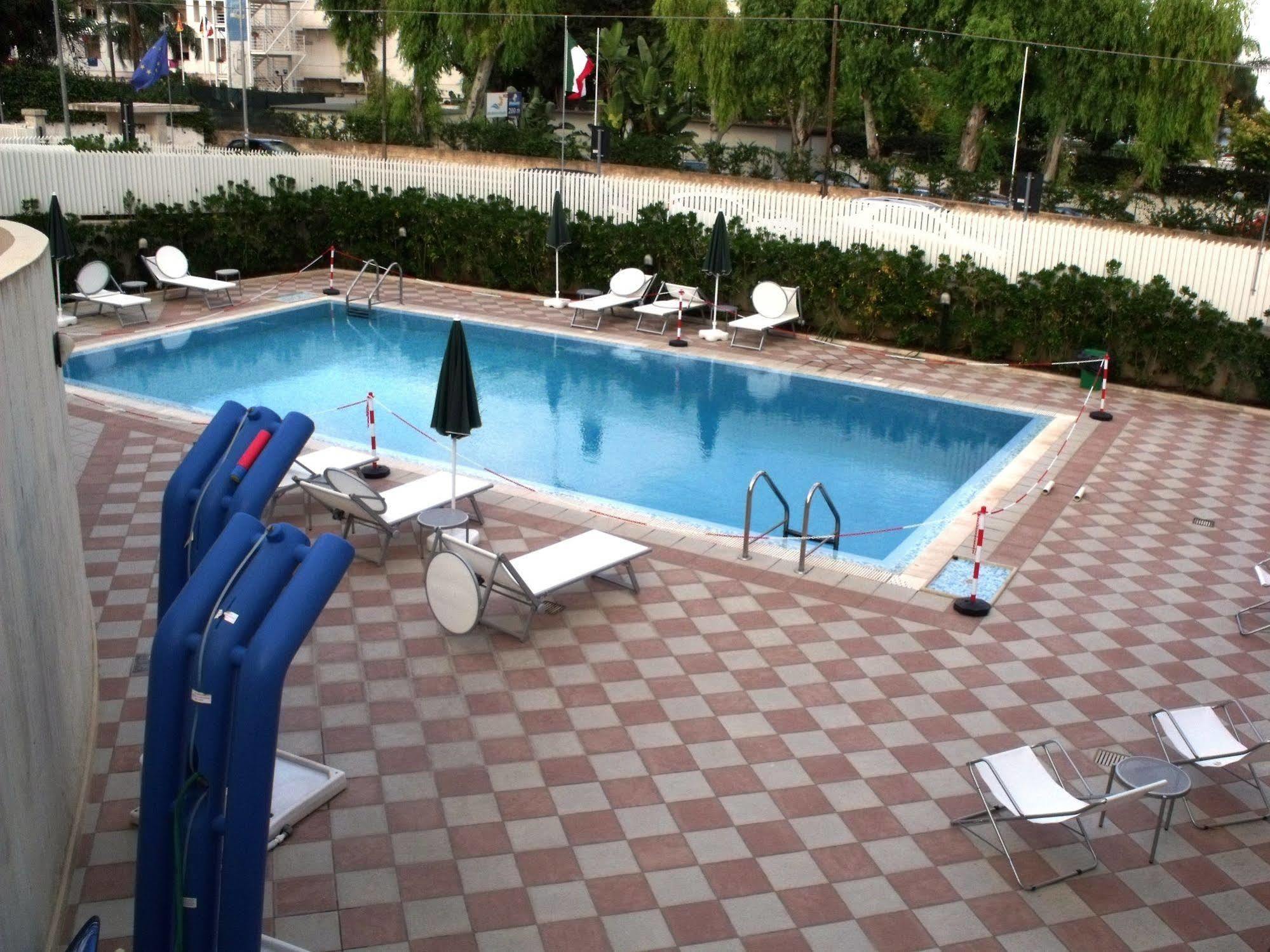 Hotel Bulla Regia Fontane Bianche Exteriör bild